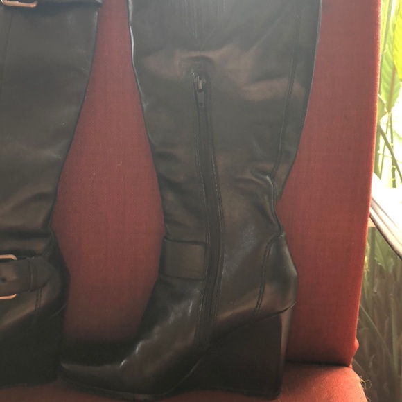 Extremely comfortable black boots only worn once - Picture 4 of 6